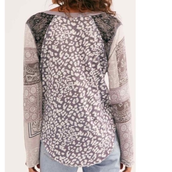 Free People Women's Gray Patterned V-Neck Cotton/ Poly Blend Top - Picture 2 of 4